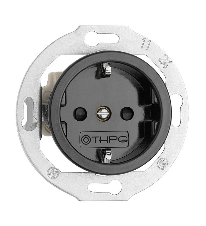 THPG 174025 Gniazdo z uziemieniem Schuko z przesłonami torów do ramek porcelana czarna