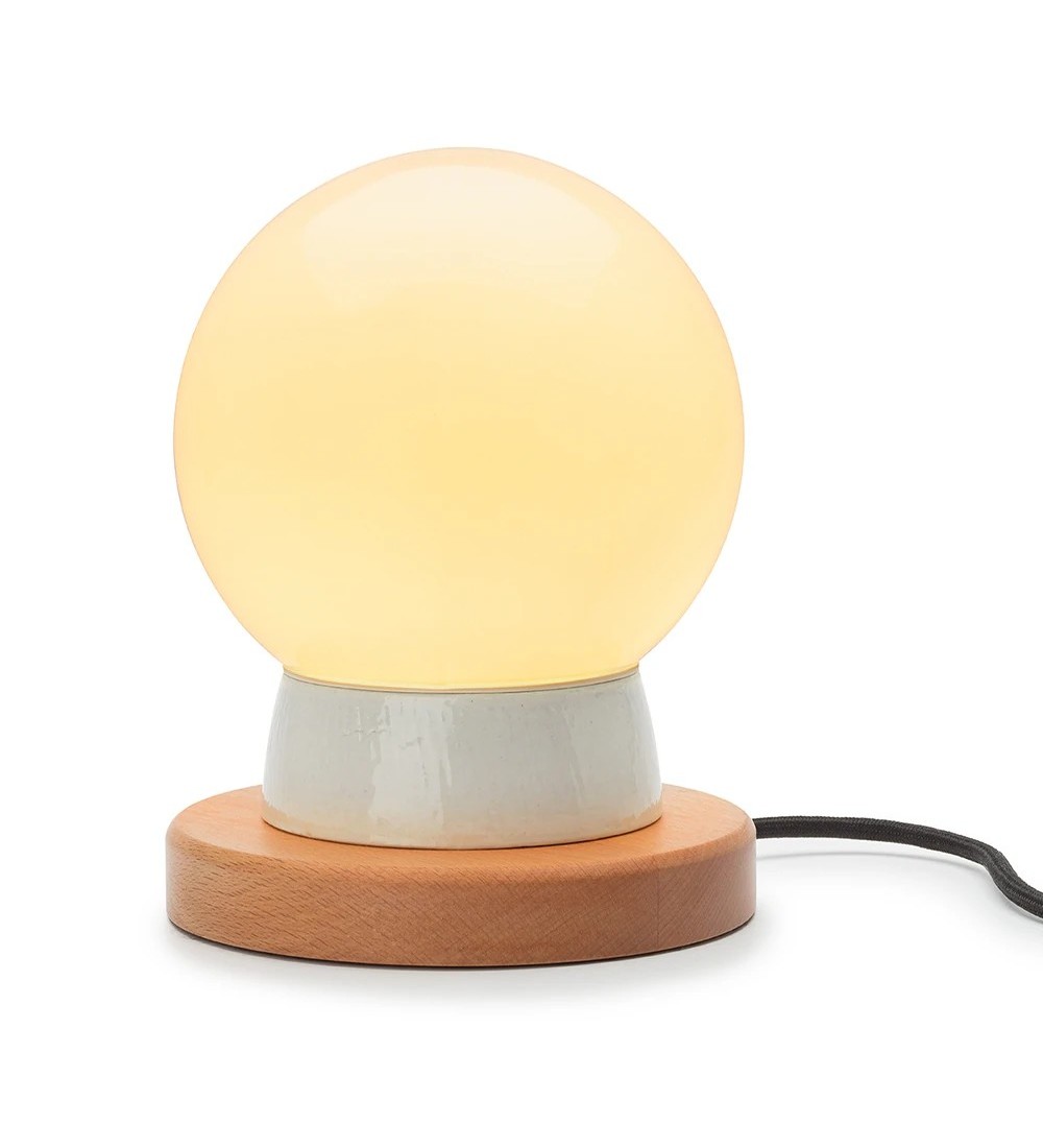 THPG 101850 Lampa cokołowa, porcelana biała, drewno bukowe, z kloszem kulistym opalowym — zdjęcie 2