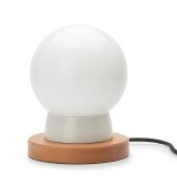 THPG 101850 Lampa cokołowa, porcelana biała, drewno bukowe, z kloszem kulistym opalowym