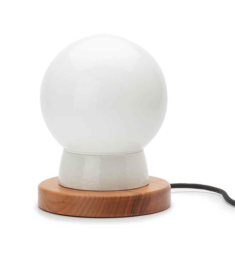 THPG 101852 Lampa cokołowa, porcelana biała, drewno wiśniowe, z kloszem kulistym opalowym