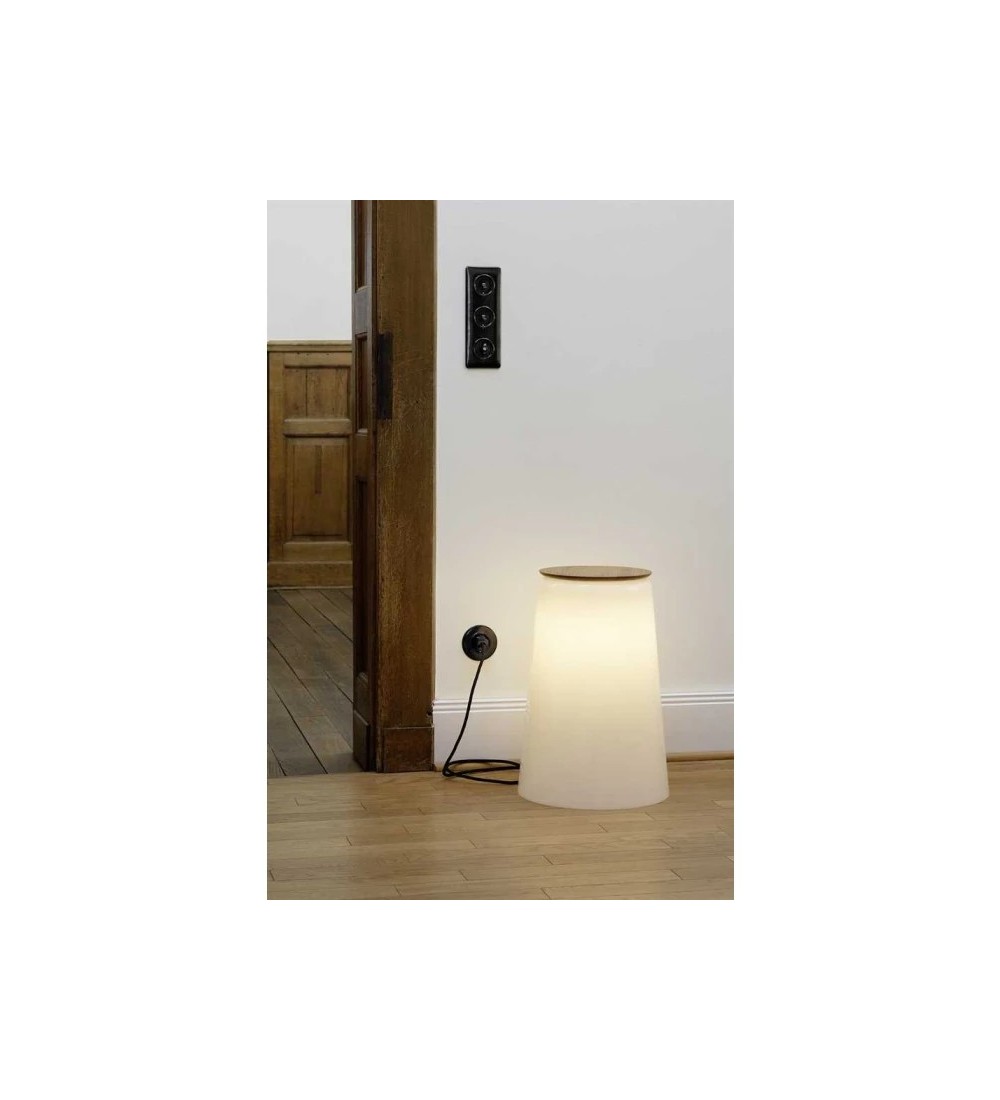 Lampa stołkowa może być również używana jako stolik boczny, świecąc tuż przy podłodze.
