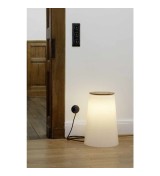 Lampa stołkowa może być również używana jako stolik boczny, świecąc tuż przy podłodze.