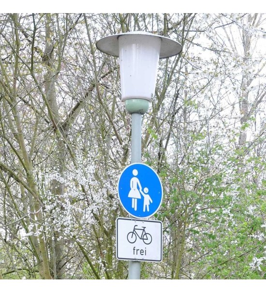 Osłona (podsufitka) lampy wiszącej wykonana jest z litego drewna i jest olejowana.