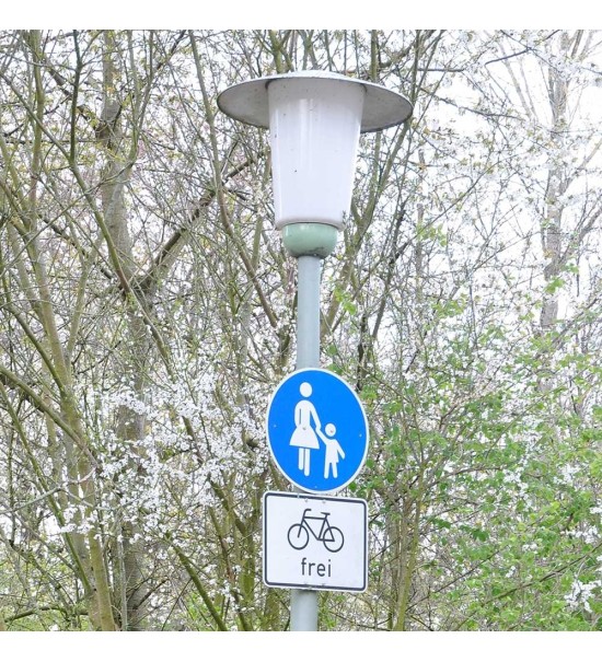 Osłona (podsufitka) lampy wiszącej wykonana jest z litego drewna i jest olejowana.